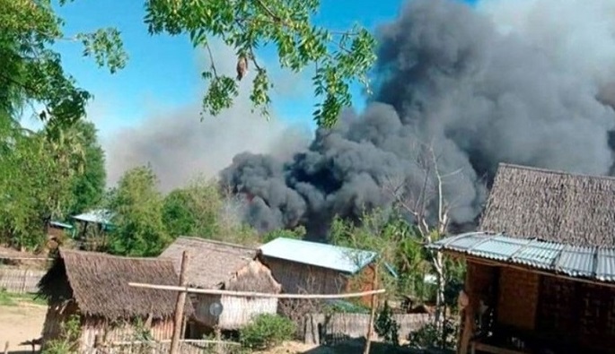 মিয়ানমারের গ্রামে সংঘর্ষের পর আগুন মিয়ানমারের গ্রামে সংঘর্ষের পর আগুন